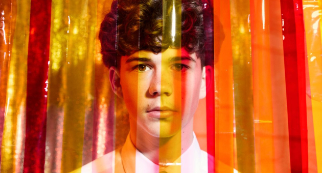 Jongen achter felgekleurde transparante stroken (c) Marijke de Gruyter en Nicolien de Jong