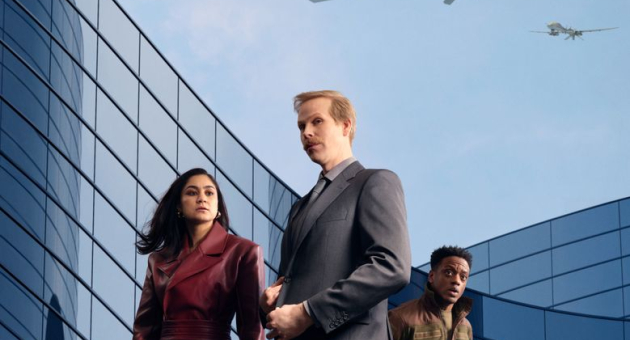 Drie mensen voor glazen gebouw, drones in de lucht (c) Anne Claire de Breij