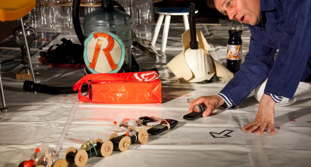 Man bestuurt speelgoedtrein met afstandsbediening