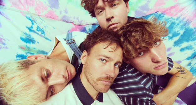 Band XINK close-up voor kleurrijke tie-dye achtergrond