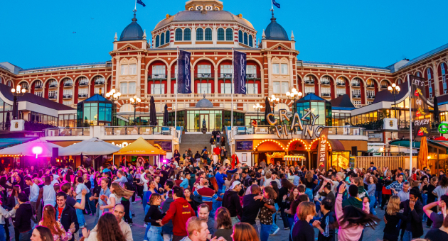 Dansend publiek bij Crazy Pianos op de boulevard