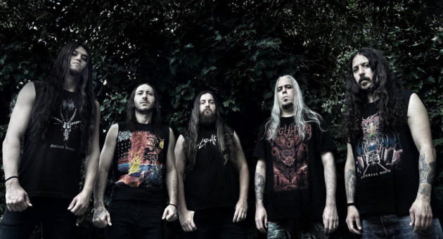 Bandfoto van Diabolizer met bandleden op een rij met zwarte shirts aan.