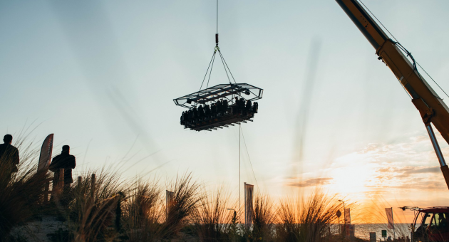 Dinerplatform zweeft in de lucht tijdens een zonsondergang (c) Jeremy Ziessen