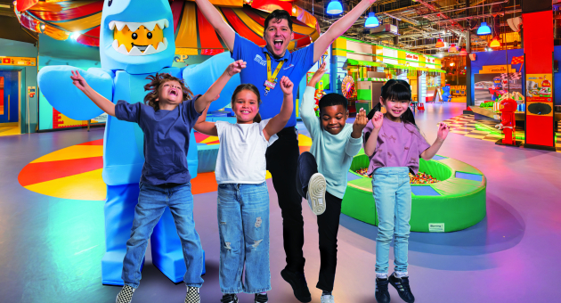 Kinderen juichen blij in kleurrijke indoor speelhal.