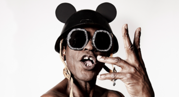 Portret van rapper Eek-A-Mouse met mickey mouse oren op.