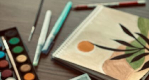 Verf, penselen en kunstwerk op houten tafel