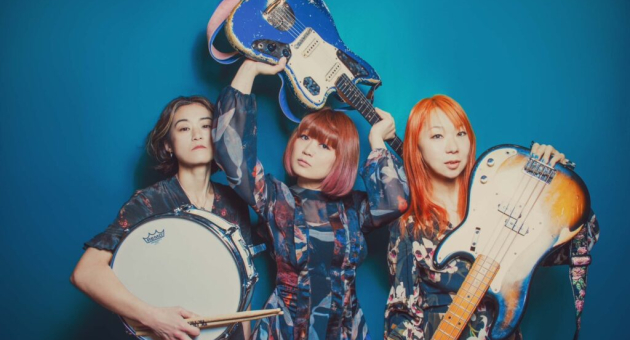 Band foto van Tsushimamire, kleurrijk en blauwe tinten.