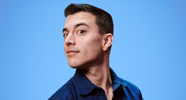 Portret van Andries Tunru van de zijkant maar wel kijkend in de camera als een soort knipoog van zelfverzekerdheid en grappig Foto: MARK-DAVID
