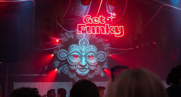 Publiek danst onder rood neonlicht bij Get Funky feest (c) Get Funky NL 