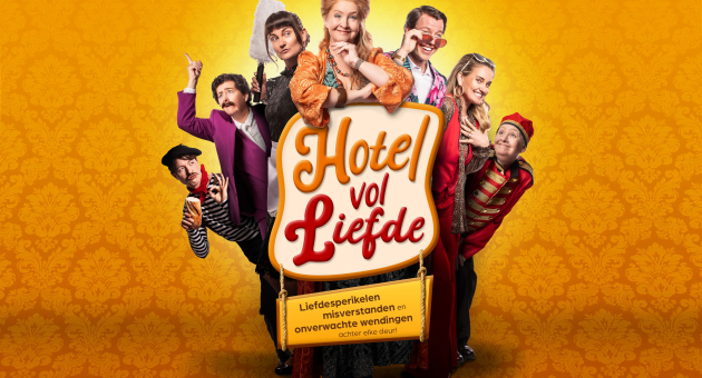 Kleurrijke personages van hotelgasten en personeel staan achter een bord met de titel Hotel vol Liefde in sierlijke letters, met daaronder de tekst: "Liefdesperikelen, misverstanden en onverwachte wendingen achter elke deur!"