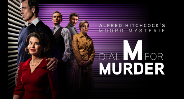 De hoofdpersonages van het moordmysterie staan in een paars verlichte verhoorruimte. Tony heeft zijn hand op de schouder van Margot en kijkt via de jaloezieën naar buiten.  