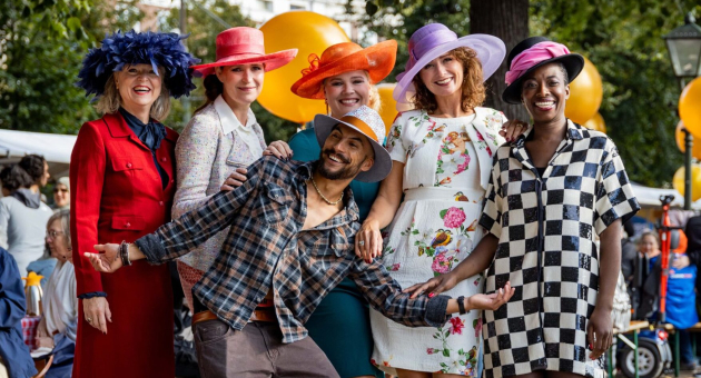 Bezoekers in kleurrijke outfits en hoedjes op Prinsjesfestival