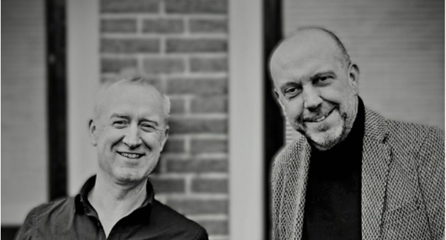 Portret zwart wit Cordenier & Casteleyn in deurpost.