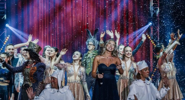 Finale circusshow met artiesten en sneeuwregen (c) Groot Kerstcircus 