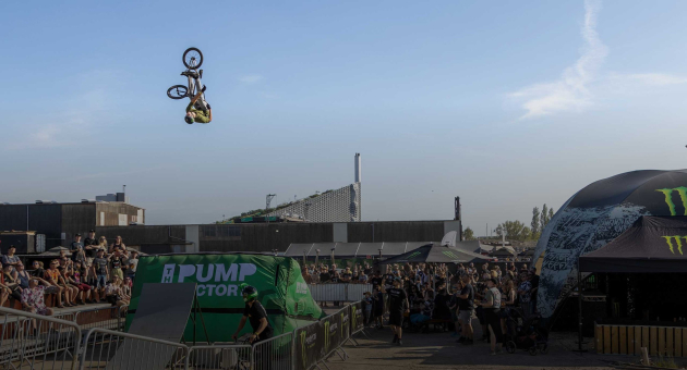 BMX-stunt in de lucht voor publiek bij pumptrack event (c) Pumpfactory