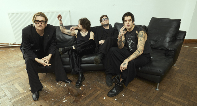 Bandfoto met de bandleden van Belgische band Sons in zwart nonchalante look in rock n roll setting met vieze parketvloer.