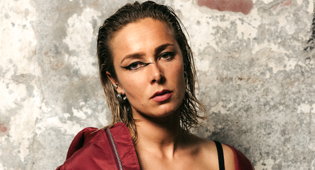 Portret van zangeres Sera tegen cement achtergrond