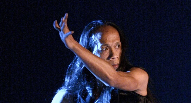  Een danser die een pose doet uit de Indonesische en moderne dans en zoekend kijkt, passend bij de voorstelling.