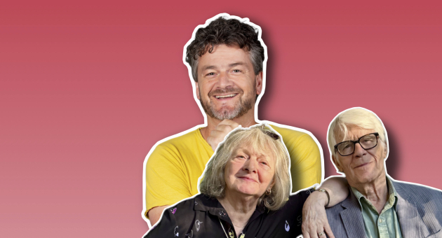 Kasper van Kooten in een geel shirt samen met zijn ouders voor een rode achtergrond