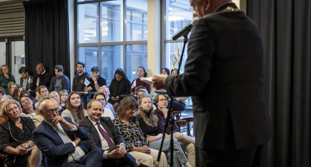 Burgemeester Van Zanen spreekt tijdens opening