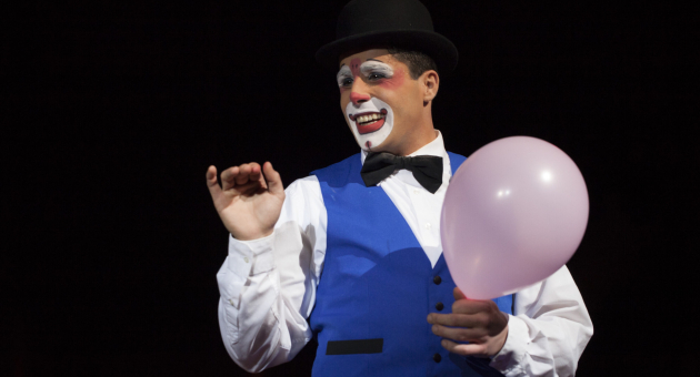 Clown Tonito met een ballon in zijn hand 