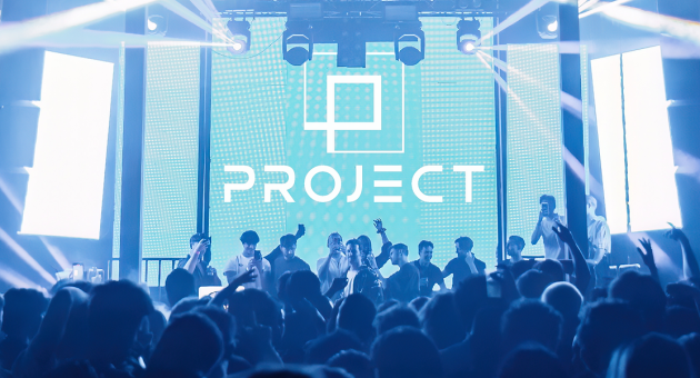 Drukke clubavond met lichtshow en DJ op podium (c) Project 