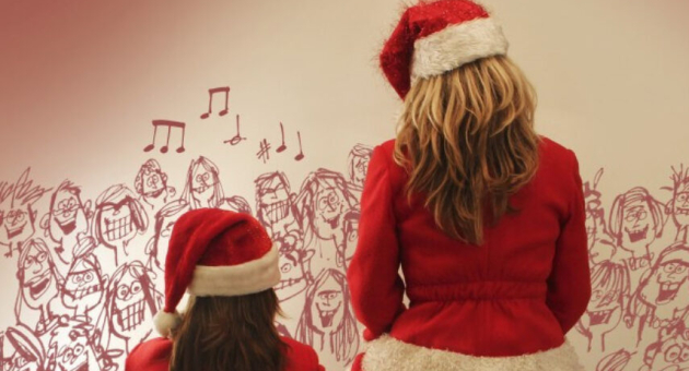 Twee vrouwen in kerstpakjes voor getekend zingend koor