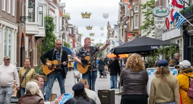 Straatoptreden met gitaristen en publiek