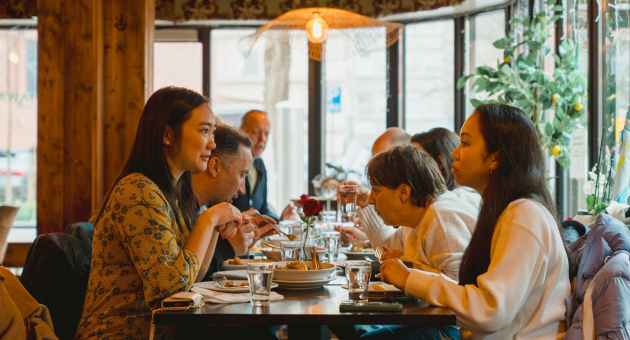 Mensen eten en praten samen in een restaurant