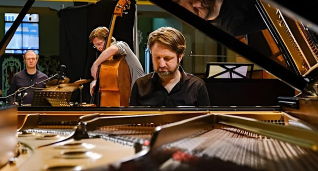 Rembrandt Frerichs Trio speelt live in kunstgalerie De Twee Pauwen
