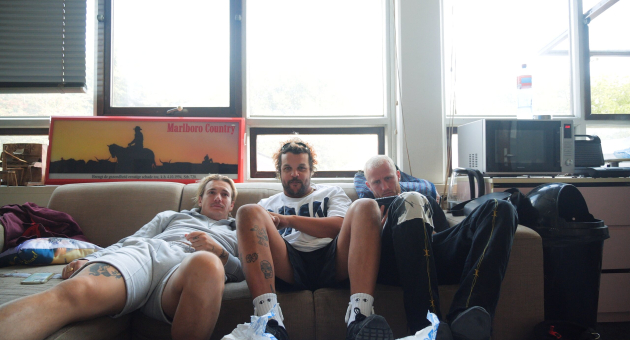 Goldband chillend op een bank in recordstudio Foto: Olivier S. Garcia