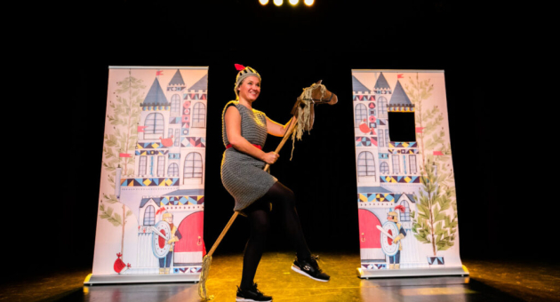 Ridder op toneel met stokpaard voor kasteeldecors © Kim Roufs