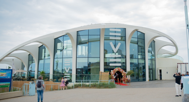 Modern gebouw EVE aan de boulevard van Scheveningen