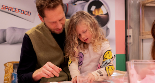 Vader en dochter knutselen samen in Spacefood-lab