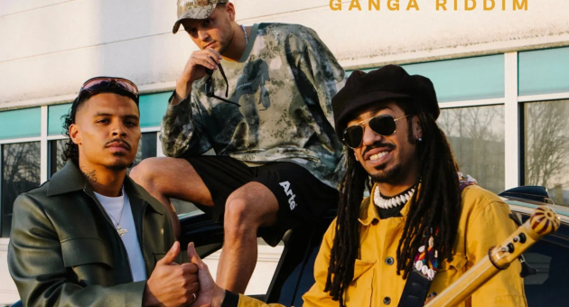 Promotiebeeld voor ganga-riddim: Jarreau Vandal en Mehdi Nassouli geven elkaar een handshake voor een auto met op het dak nog een derde man. Jarreau draagt een groene jas en kijkt serieus, Mehdi kijkt lachend de camera in.   