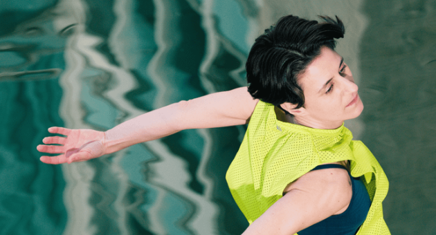 Een vrouw in hardloop kleren bij het water