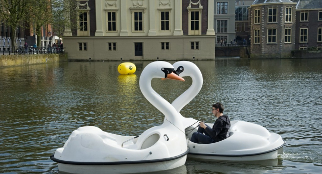Waterfiets in de vorm van een zwaan op de Hofvijver in Den Haag
