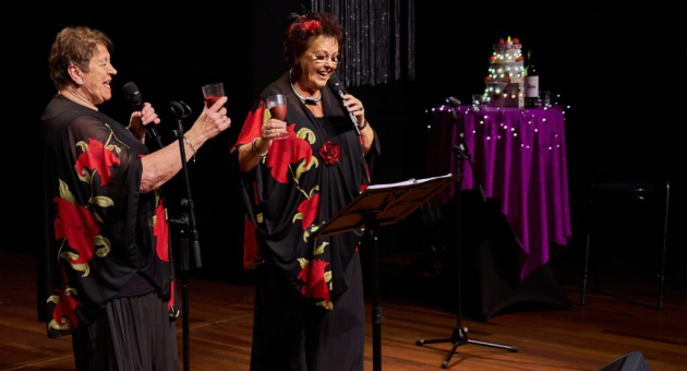 Loes en Loes zingen en proosten in Theater Dakota