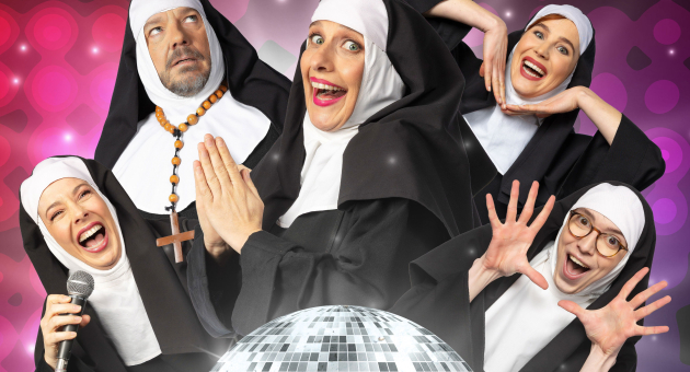 Vijf mensen verkleed als vrolijke nonnen poseren feestelijk voor een discobal met kleurrijke achtergrond.