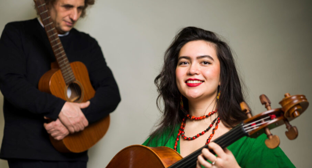 e Amsterdamse cellist en zangeres Chieko Donker en musicus Thijs Borsten met instrumenten Foto: Merlijn-Doomernik