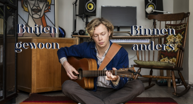 Bram Ruiter met gitaar