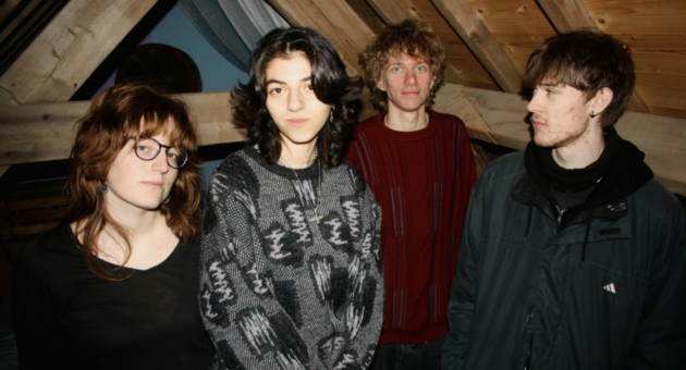 Band De Kakkerlakke, een foto op een zolder tussen balken wat past bij de stijl van de band die muziek maakt met een humoristische twist en een rauw randje.