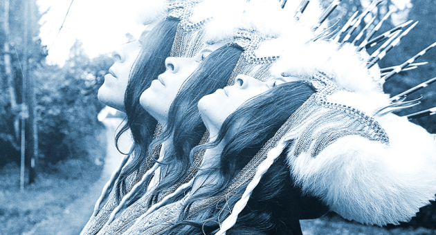 Portret van Jesca Hoop in kunstvorm met drie keer haar gezicht in elkaar overlopend en kleur en hoofdtooi met stekels wat past bij haar Indie folkstyle.