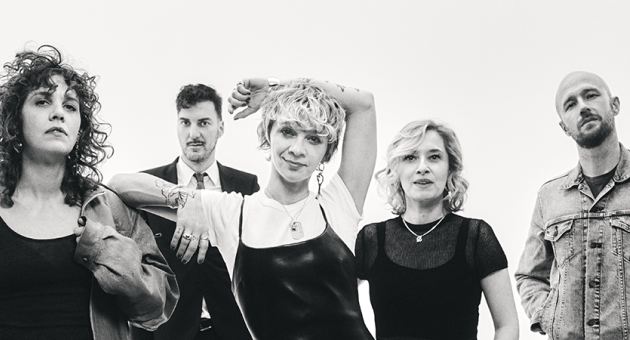 Bandfoto in zwart wit van Nederlandse popgroep Krezip die al sinds de jaren 90 bestaat.