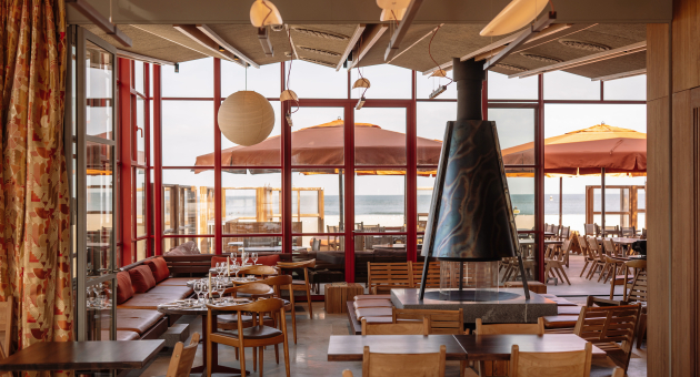 binnen bij hito beachclub gedeelte bij de haard