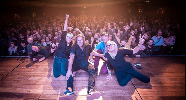 Band op podium met juichend publiek