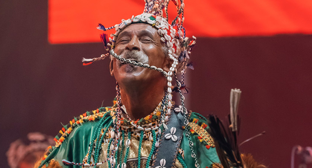 Optreden van Omar Hayat in traditionele Gnawa kleding