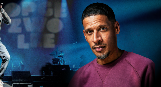 Banner van Rico van rapformatie Opgezwolle met portret en springend met microfoon op het podium.