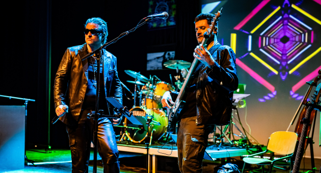 U2two live in de Dome U2two: UV (Live Tribute Show)