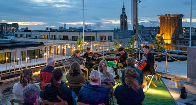 Uit je dak Festival Sfeerimpressie van live optreden op dak in mooi licht Foto: Sander Foederer